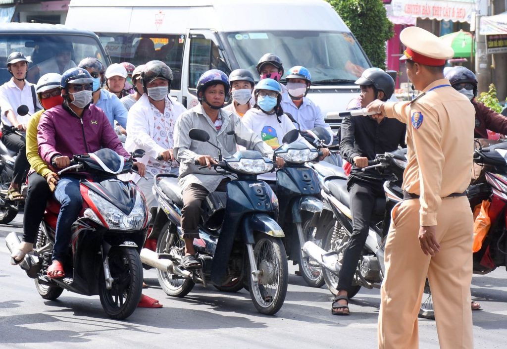 Mức phạt về hành vi đi xe sai làn đường năm 2022?