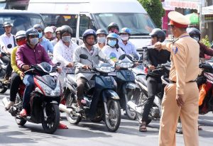 Mức phạt về hành vi đi xe sai làn đường năm 2022?