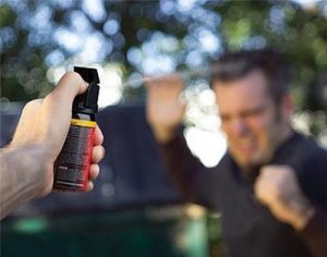 Có được phép sử dụng bình xịt hơi cay hay không?