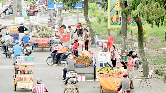 Ai được xử phạt hành vi lấn chiếm lòng đường, vỉa hè?